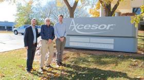 De gauche à droite, Jean Berry, président de Top Clean Packaging, Bob Adikes fondateur d’Axcesor et Scott Loftus, Directeur General d’Axcesor devant le site américain (Crédit : Top Clean Packaging).