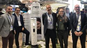 Les équipes de Bayard et Véolia réunies sur Pollutec autour de la nouvelle fontaine Neo.