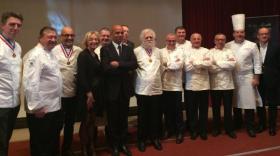 Les chefs étoilés encadrent Jérôme Bocuse et Marie-Odile Fondeur.