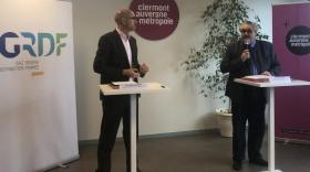 Guilhem Armanet, directeur clients territoires de GRDF Sud-Est, et Olivier Bianchi, président de Clermont Auvergne Métropole, ont signé un nouveau contrat de concession du réseau de distribution de gaz.