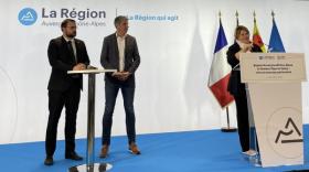 Julien Vuillemard, conseiller régional, Cédric Georges, président d’Outdoor Sports Valley et Stéphanie Pernod, vice-présidente à l’Économie, lors d’une conférence de presse au siège de la Région.