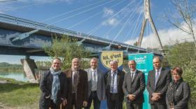 Damien Abad, député de l’Ain ; Christian Monteil, président du CD74 ; Gilles Pilloux, maire de Seyssel Haute-Savoie ; Michel Botteri, maire de Seyssel Ain ; Jean Deguerry, président du CD01 ainsi que Philippe Émin et Annie Meuriau, conseillers départementaux du canton de Hauteville-Lompnès.