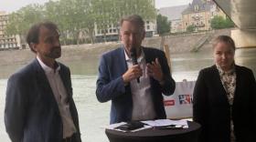 Grégory Doucet, maire de Lyon, Bruno Bernard, président de la Métropole et Sofya Galanina, présidente de la section Lyon des Jeunes Européens, sous le pont Robert Shuman, brefeco.com