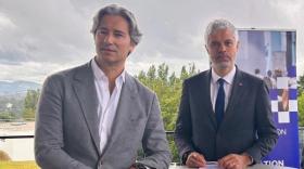 Laurent Solly, vice-président de Meta Europe du Sud, et Laurent Wauquiez, président de la Région Aura, ont signé un partenariat pour mettre en place des ateliers d’initiation à l’IA générative.