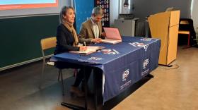 Catherine Staron, vice-présidente Aura, et Vivien Quéma, administrateur général de Grenoble INP-UGA, ont signé un partenariat pour augmenter le nombre de diplômés de l'établissement de 25% d'ici 2028.