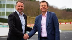 A gauche, Éric Boudot, Président de GCK serre la main à Olivier Montange, Président du directoire de Motul