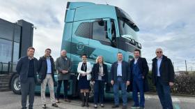 Les représentants locaux et nationaux d'EDF et de Volvo Trucks étaient présents à Saint-Priest pour la signature de la convention.