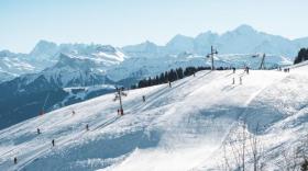 La station de Praz-de-Lys est située sur la commune de Taninges. Avec celle de Sommand (commune de Mieussy) à laquelle elle est reliée, elle propose un domaine skiable qui s’étend entre 1 250 et 2 000 mètres d’altitude.
