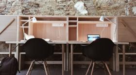 Un espace de coworking dans une église évangélique protestante.