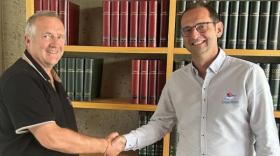 Michel Monnier (Propyplast) et Thierry Bonnefoy (Leygatech) lors la signature de la vente.
