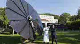 Energie solaire : une Smart Flower à Fond Rose