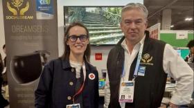 Anne Teyssandier et Thierry Gricourt devant le stand de SocialDream lors du CES Las Vegas 2024.