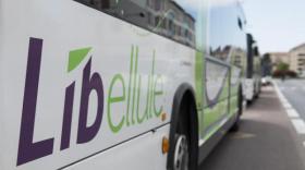 Les bus où l’emport à bord est possible sont facilement reconnaissables grâce à la présence sur leurs vitres de la mention « vélos bienvenus à bord ».