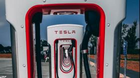 L'accord avec Tesla permettra à l'enseigne de proposer un service de mobilité électrique à ses clients.