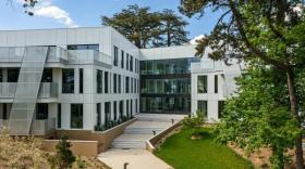 Hello ! est un programme tertiaire de 8 200 m² construit à la place de l'ancien siège de Black & Decker à Limonest.