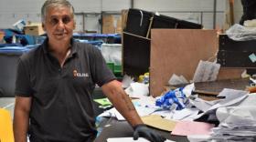 Les employés d'ELISE Lyon trient plusieurs tonnes de papier chaque jour.