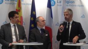 De gauche à droite : Pascal Blain, directeur régional de Pôle Emploi ; Pascal Mailhos, préfet ; et Laurent Wauquiez, président d'Auvergne Rhône-Alpes. 