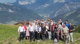 Visite des élus à l'alpage école de Sulens (Serraval) appelé à devenir un centre de ressources unique en France.