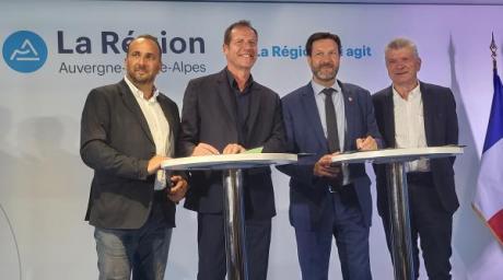 Renaud Pfeffer, vp de la Région délégué aux Sports, Christian Prudhomme, directeur du cyclisme A.S.O., Fabrice Pannekoucke, président de la Région, et Bernard Thévenet, directeur du Tour  Auvergne-Rhône-Alpes. 