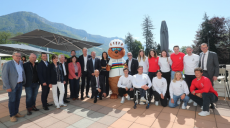 Institutionnels, élus et athlètes étaient réunis autour de la mascotte des Championnats du Monde UCI 2027 Haute-Savoie Mont-Blanc.
