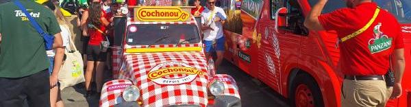 La caravane du Tour de France distribue des millions de cadeaux publicitaires chaque année depuis 1930.