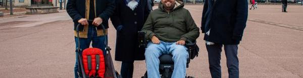 Sébastien Guillon (avec la poussette) et Marco Petitto (en fauteuil roulant) sont les deux fondateurs d'Andyamo.  