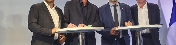 Renaud Pfeffer, vp de la Région délégué aux Sports, Christian Prudhomme, directeur du cyclisme A.S.O., Fabrice Pannekoucke, président de la Région, et Bernard Thévenet, directeur du Tour  Auvergne-Rhône-Alpes. 