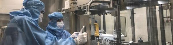 A Lyon, les équipes d'Aguettant procèdent aux derniers réglages de la nouvelle ligne de production d'ampoules qui aura une capacité de production de 30 millions d'unités par an.