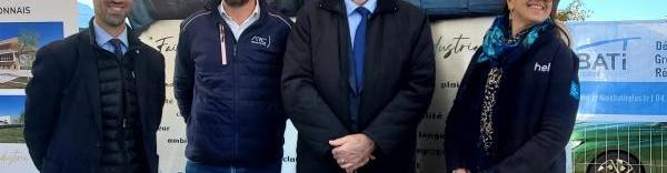 Romain de Tellier (2e en partant de la gauche) souhaite développer Arc Industries grâce à la construction d'un nouveau site de production à Voiron.