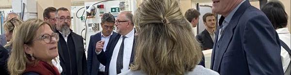 Au lycée Jacques de Flesselles, Anne Bisagni-Faure (à gauche) évoque les besoins de la filière éclairage avec Serge Balmonet (à droite).