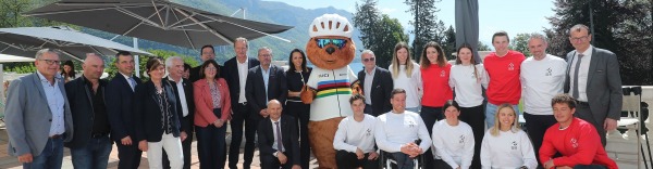 Institutionnels, élus et athlètes étaient réunis autour de la mascotte des Championnats du Monde UCI 2027 Haute-Savoie Mont-Blanc.
