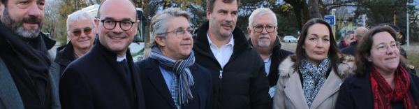 Fabrice Pannekoucke, président de la Région Aura, Sébastien Martin, ministre de l'Industrie, Christophe Ferrari, président de Grenoble-Alpes Métropole et maire du Pont-de-Claix, Olivier Six, PDG de CIC Orio, Séverine Dejoux, ex-déléguée syndicale CGT à Vencorex, et Cyrielle Chatelain, députée de la 2e circonscription de l'Isère, à Vencorex Pont-de-Claix, vendredi 28 novembre.