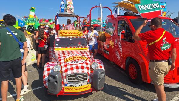 La caravane du Tour de France distribue des millions de cadeaux publicitaires chaque année depuis 1930.