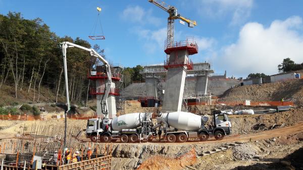 Un pont de 200 m de long et 24 m de haut est en construction sur la liaison A89/A6