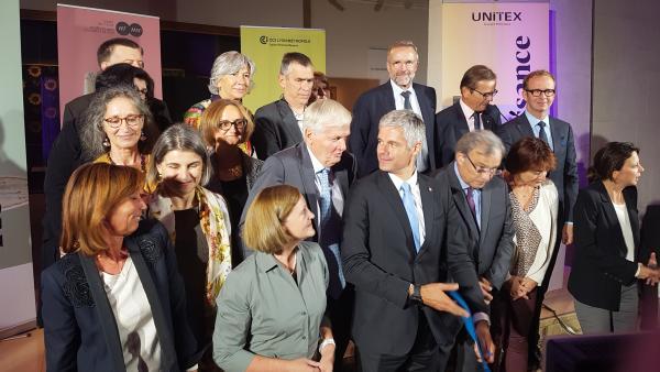 Laurent Wauquiez (Région), Emmanuel Imberton (CCI), Grégoire Giraud (Unitex) et une partie du comité scientifique du Musée des Tissus.