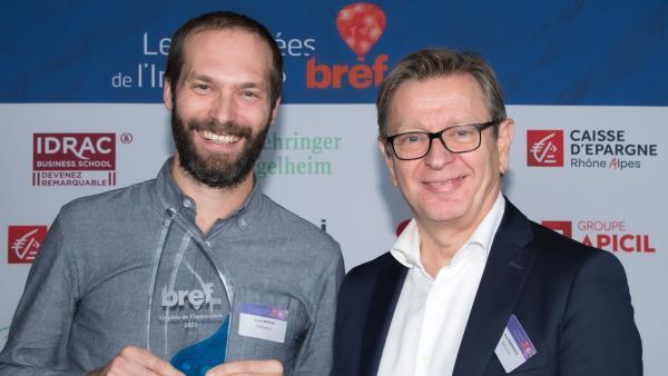 Sylvère Mateos, président de Campinambulle, a reçu son Trophées des mains d'Alain  Scappaticci d'Idrac Business School.