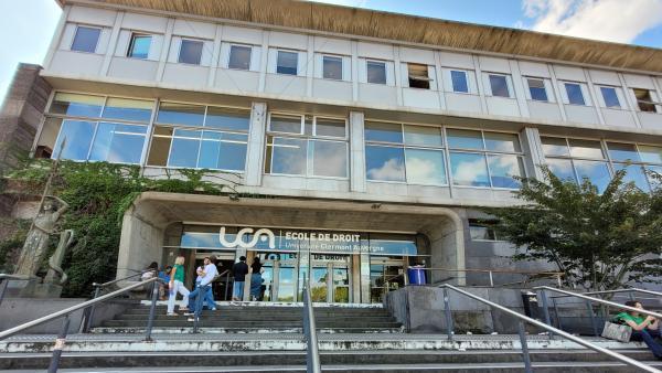 Construit dans les années 1960, l'université de droit de Clermont-Ferrand ne correspond plus aux normes écologiques d'aujourd'hui