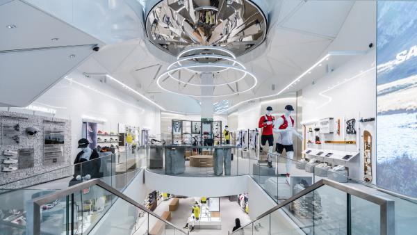 Salomon est la première marque de sports de montagne à s'implanter sur l'avenue des Champs Elysées