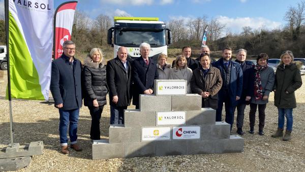 Les porteurs du projet Valorbois ont posé la première pierre de la future usine à Lapeyrouse-Mornay.