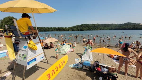 La montagne continue de tirer la saison : 65 % de satisfaction dans les stations, 64 % en moyenne montagne, comme ici au lac d'Aydat dans le SAncy 