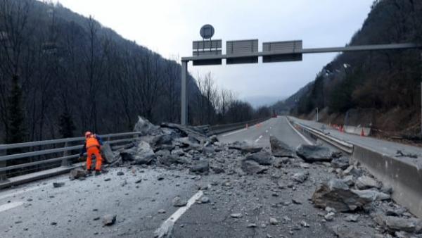 Opération de minage de l'un des blocs rocheux.