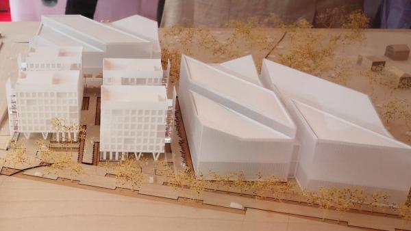 A gauche, la maquette du nouveau pôle médical de Décines à côté du pôle de loisirs