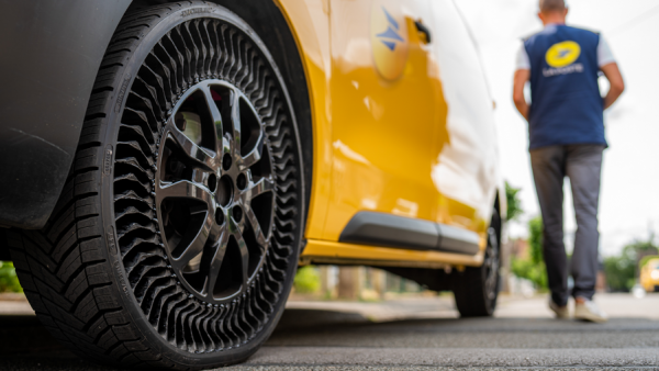 Trois premiers véhicules de La Poste circulent avec des pneus sans air de Michelin.