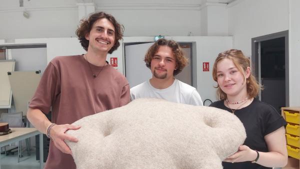 Noé Le Blavec, Samuel Petit et Capucine Coudert, les cofondateurs de Moumoute avec leur panneau acoustique à base de laine.
