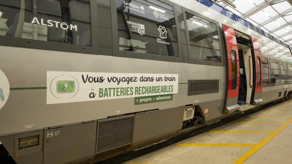 La Région Aura a choisi de réduire l’impact carbone de ses trains du quotidien en expérimentant un TER à batteries rechargeables sur la ligne Lyon-Bourg, en remplacement de ses trains au diesel.