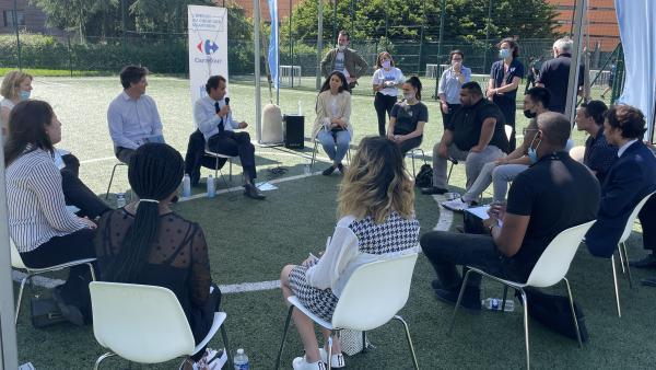 Alexandre Bompard (Carrefour) et Philippe Oddou (Sport Dans la Ville) en présence de jeunes à la Duchère, à Lyon.