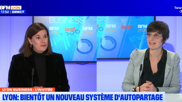 Corinne Delisle (Bref Eco) et Tiphaine Deheunyck (Metacar) sur le plateau de BFM Lyon.