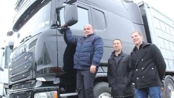 De gauche à droite : Christophe Barnaud, patron des transports Barnaud, Thierry Curt, directeur commercial de Brevet SA, et Gauthier Berri de Truck services et distribution, agent Scania.