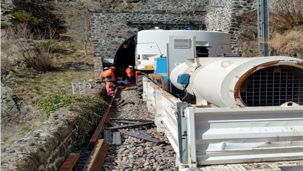 La desserte ferroviaire passagers et marchandises de la ligne des Cévennes de 300 km, qui relie Clermont-Ferrand à Nîmes, s’apprête à reprendre du service.