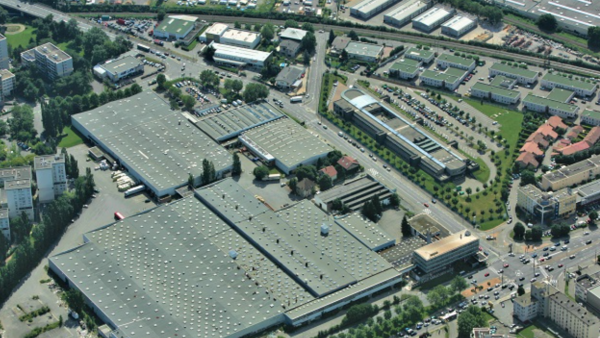 La friche Allibert (ici, avant la destruction des bâtiments), à cheval sur Echirolles et Grenoble, s'étend sur 16,5 ha.